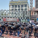 اقامه نماز ظهر عاشورا با حضور عزاداران حسینی در تهران + فیلم